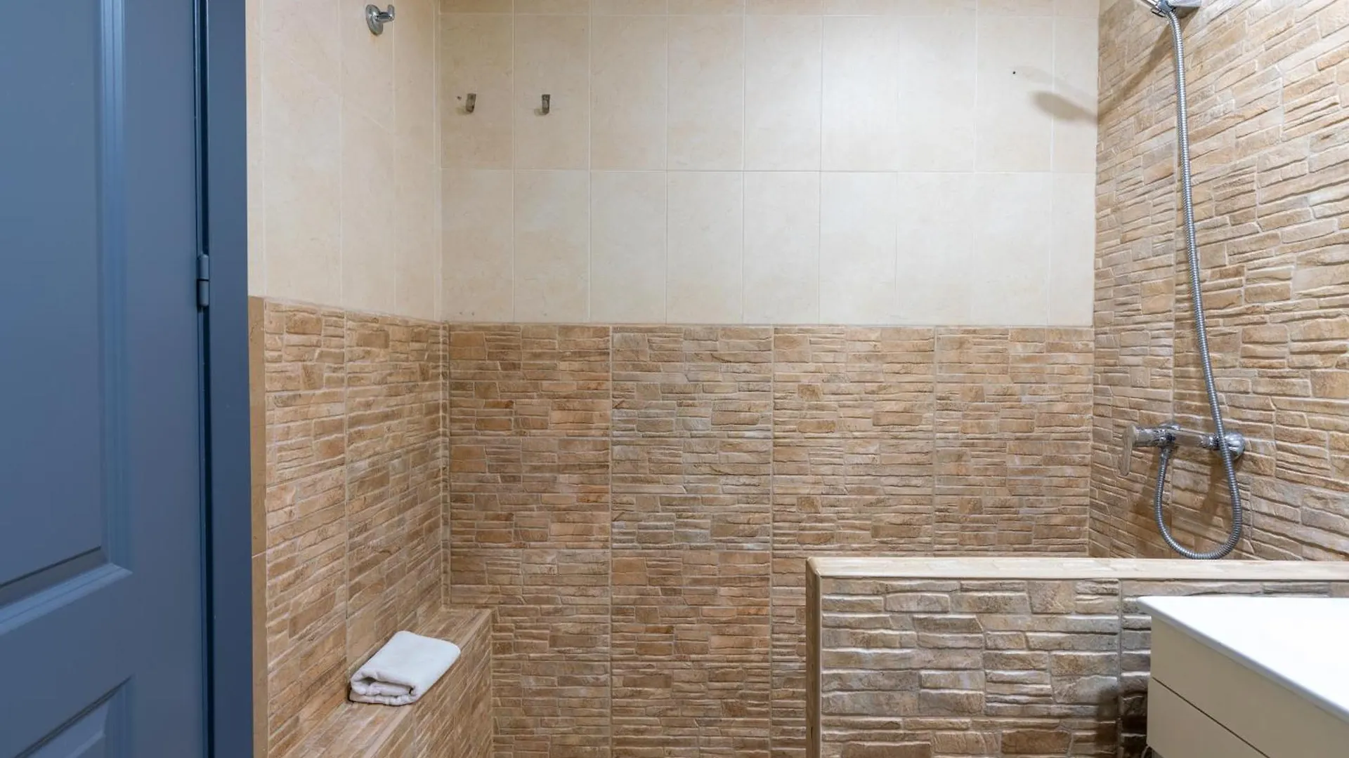 3 Habitaciones Y 2 Banos Junto Al Rio 세비야