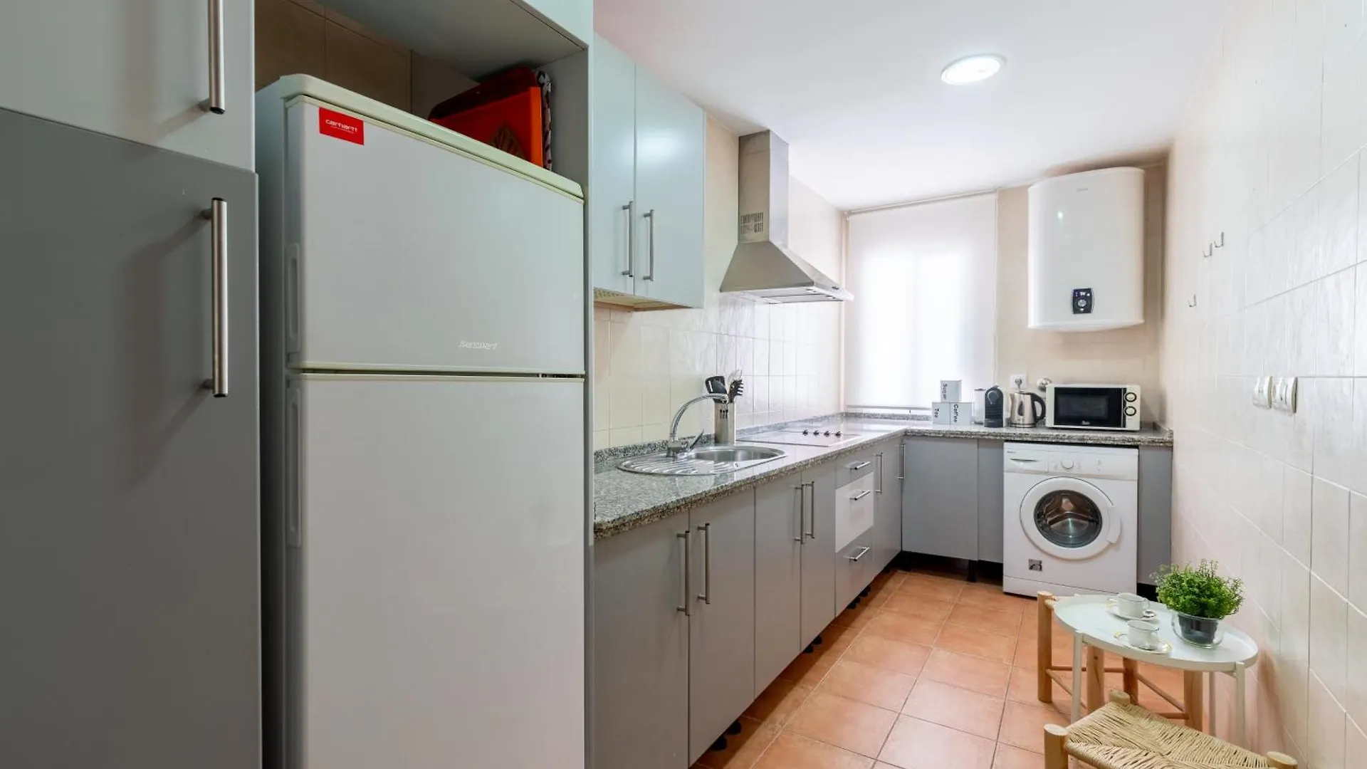 3 Habitaciones Y 2 Banos Junto Al Rio 세비야