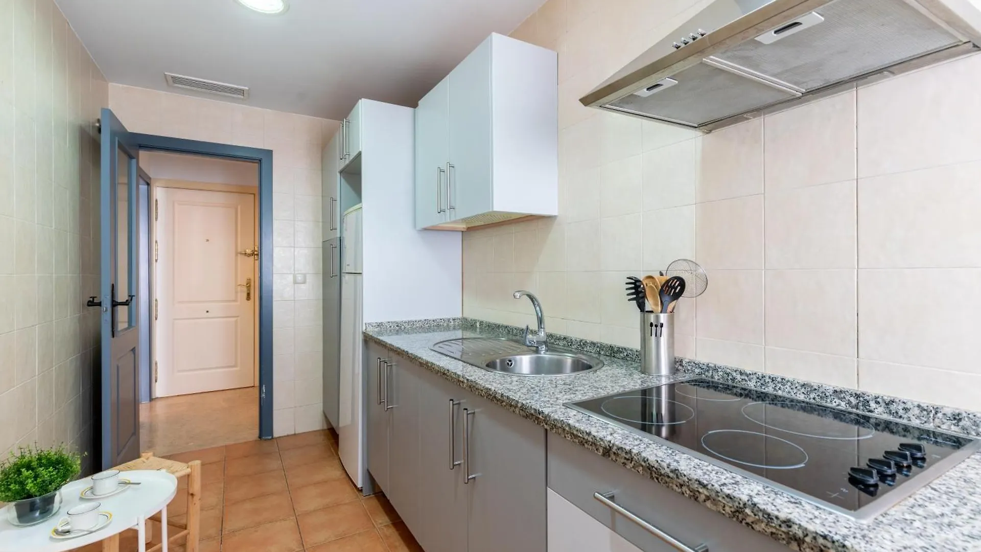 3 Habitaciones Y 2 Banos Junto Al Rio 세비야 아파트