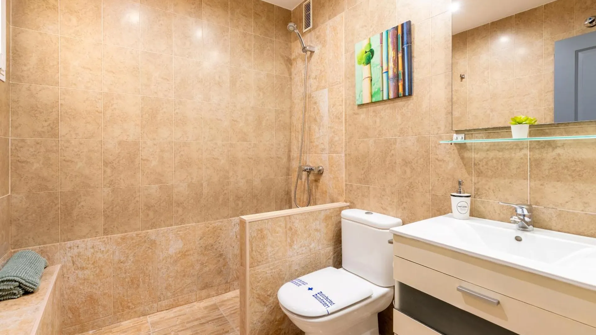 3 Habitaciones Y 2 Banos Junto Al Rio Seville Apartment