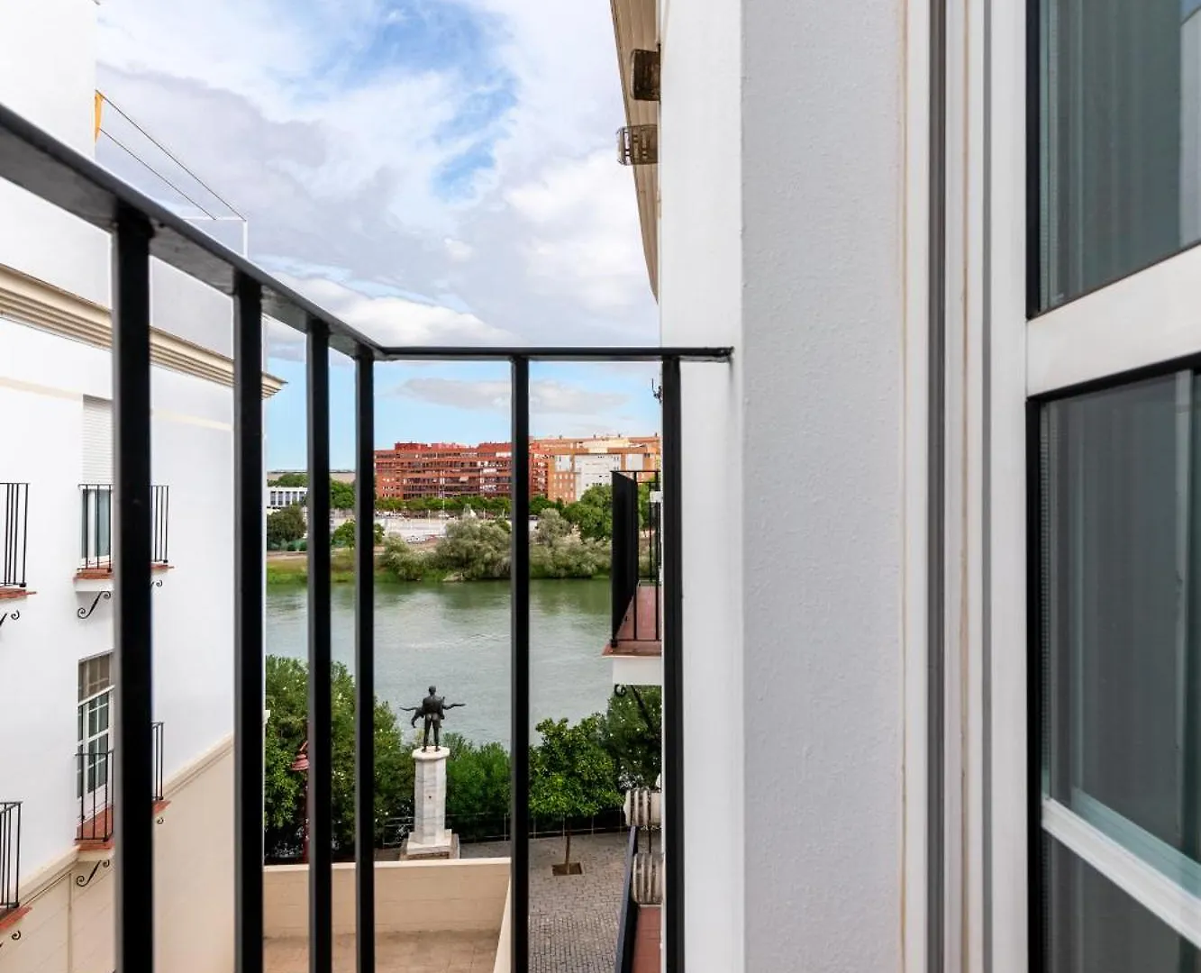 Apartment 3 Habitaciones Y 2 Banos Junto Al Rio Seville