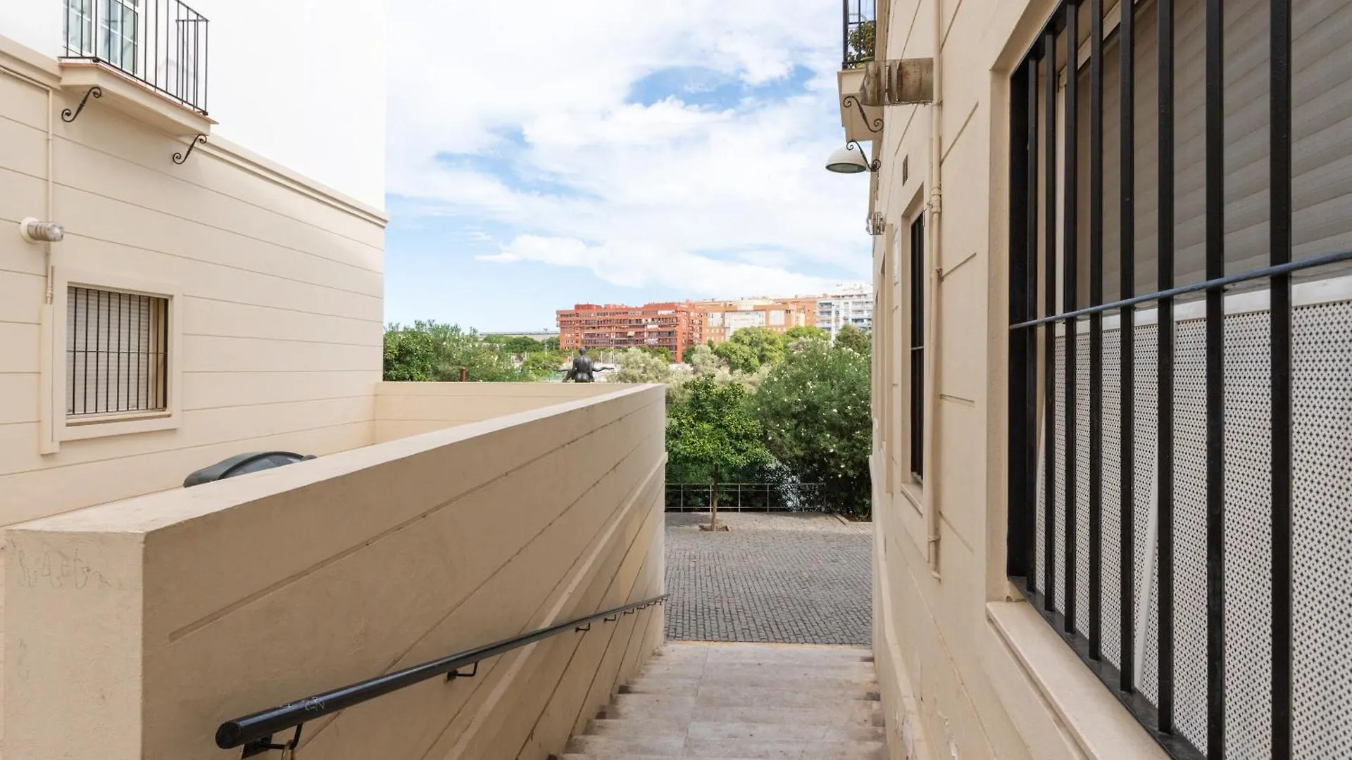 3 Habitaciones Y 2 Banos Junto Al Rio Sevilla Apartamento